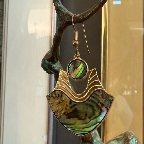 Vintage Gold coloured abalone mother of pearl earrings @ Vuri stamped - Picture 10 of 17